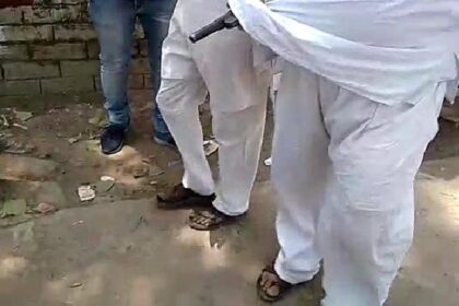 बंगाल चुनाव Live : बमबाजी और फायरिंग के बीच मतदान, उम्मीदवार को गोली मारने आये TMC कार्यकर्ता पिस्तौल छोड़कर भागे, पोलिंग एजैंट की मौत