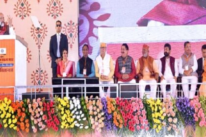 PM Modi & CM Yogi: वाराणसी में विकसित भारत संकल्प यात्रा में शामिल हुए पीएम मोदी और सीएम योगी