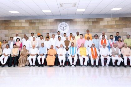 PM मोदी पहुंचे लखनऊ, CM योगी और मंत्रियों संग की बैठक, शुभ संयोग जुड़ा है योगी के सरकारी आवास से