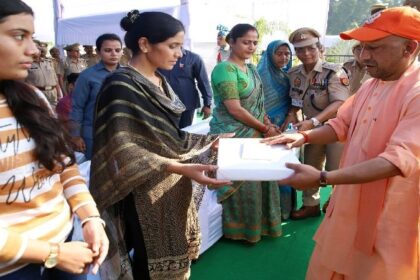 UP News: शहीद पुलिस कर्मियों के परिजनों के साथ पूरी संवेदनशीलता के साथ खड़ी है सरकार: सीएम योगी