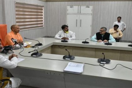 चरणबद्ध तरीके से लॉकडाउन खोलने की योजना बनाएं अधिकारी, CM योगी ने अधिकारियों को दिए ये निर्देश