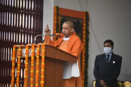 पूरी दुनिया भारत की ओर देख रही है, जीवन मे पिछलग्गू नहीं, नजीर बनें : सीएम योगी