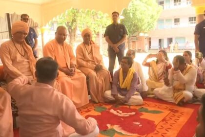 Yogi Adityanath: सीएम योगी पहुंचे बीरभूमि आश्रम, लगे जय श्री राम के नारे