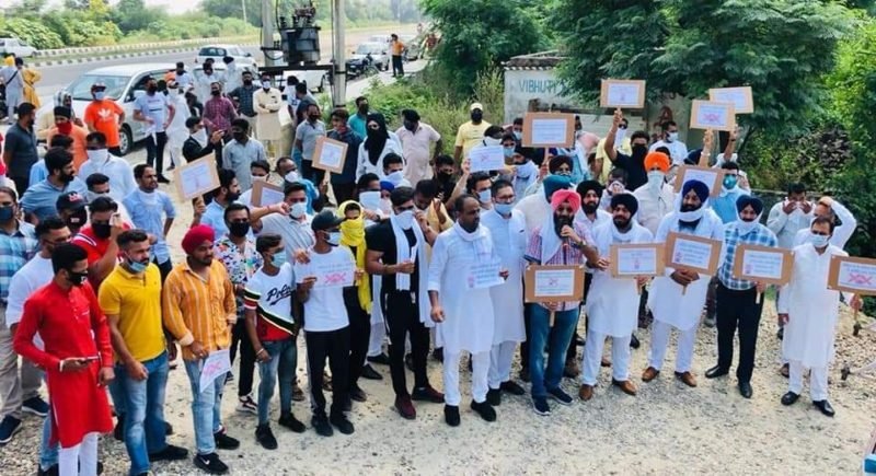 पंजाब के मंत्री साधू सिंह धर्मसोत और MLA के खिलाफ यूथ अकाली दल ने किया रोष प्रदर्शन