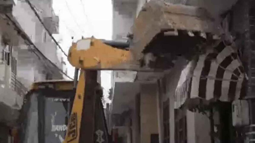 Jalandhar Municipal Corporation Police Demolished House Of Drug Smuggler