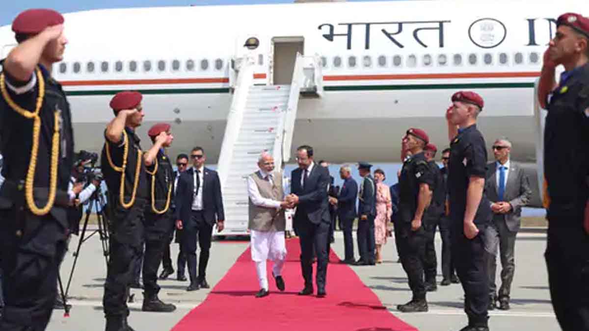PM Narendra Modi: पीएम नरेंद्र मोदी का साइप्रस में भव्य स्वागत, राष्ट्रपति निकोस ने रिसीव किया, भारत माता की जय के नारे लगे