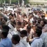 नगर निगम ऑफिस में तोड़फोड़, सरकारी गाड़ियां तोड़ी, महिला पुलिस को भी पीटा