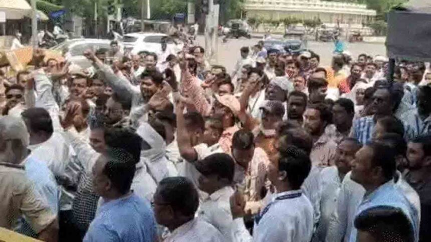 नगर निगम ऑफिस में तोड़फोड़, सरकारी गाड़ियां तोड़ी, महिला पुलिस को भी पीटा