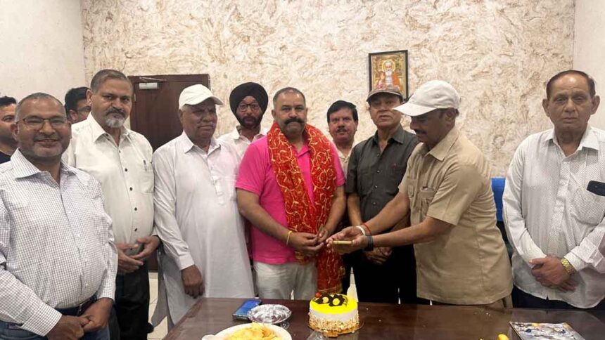 भाजपा के वरिष्ठ नेता व पूर्व सांसद सुशील रिंकू के जन्मदिन पर केक काटकर लोगों ने दी बधाई