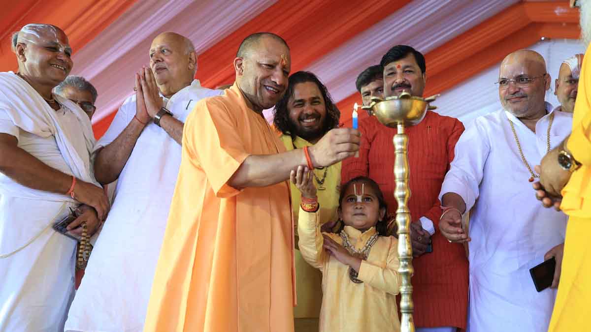 मुख्यमंत्री योगी ने सरयू जयंती महोत्सव का किया शुभारंभ, कहा - जिले की एक नदी को पुनर्जीवित करें DM