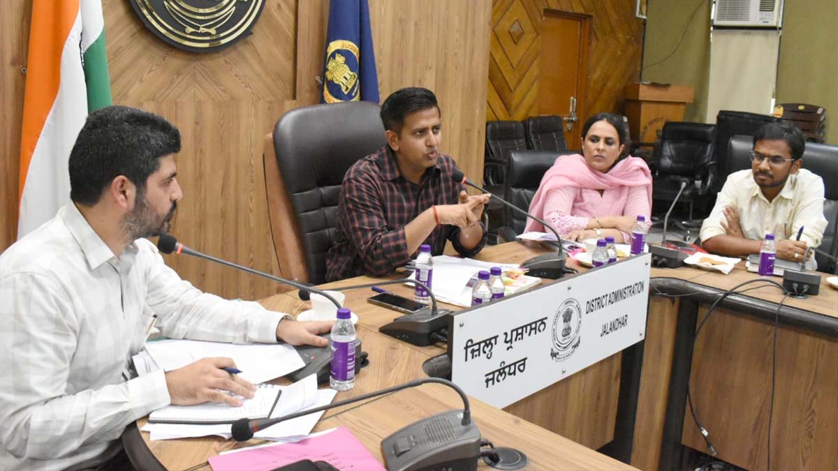 Jalandhar News: डिप्टी कमिश्नर हिमांशु अग्रवाल ने राजस्व विभाग के अधिकारियों को दिए सख्त आदेश