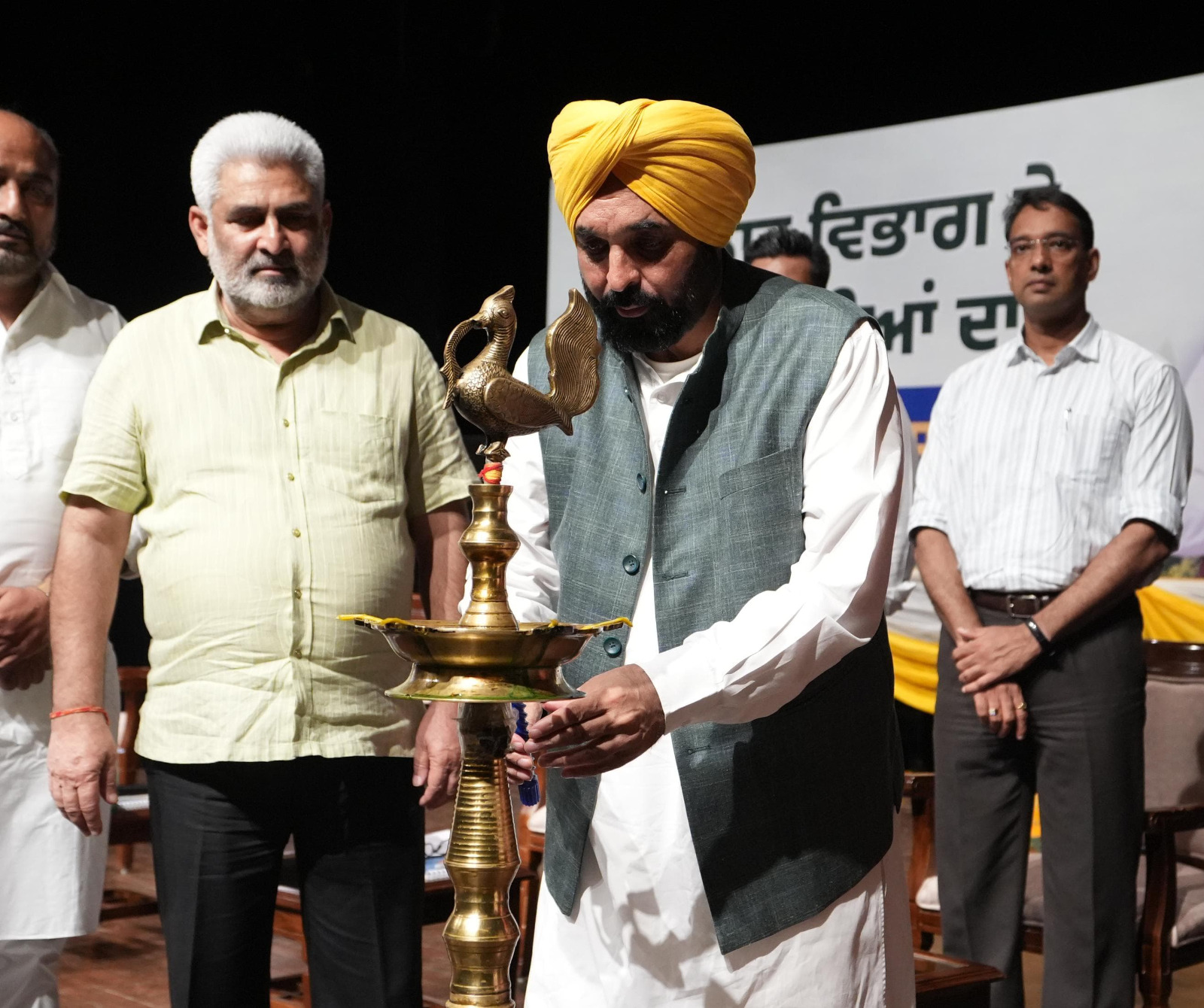 Punjab News: मुख्यमंत्री मान ने 942 ठेका कर्मचारियों को दिया बड़ा तोहफा, स्थायी नियुक्ति पत्र सौंपे