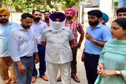 DSP's reader caught by Vigilance Bureau while taking bribe