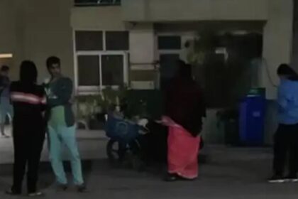 Due to the strong tremors of the earthquake, people in many areas came out of their houses in panic.