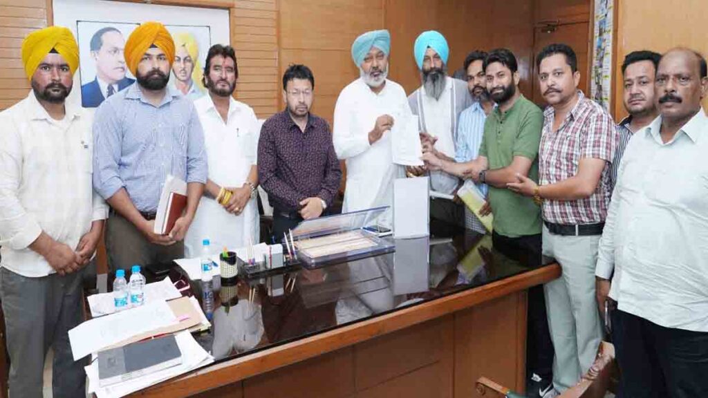 Punjab News: नगर निगमों के मुलाजिमों को मिलेगी बड़ी राहत, वित्त मंत्री और निकाय मंत्री की संयुक्त बैठक में बड़ा फैसला Punjab News: नगर निगमों के मुलाजिमों को मिलेगी बड़ी राहत, वित्त मंत्री और निकाय मंत्री की संयुक्त बैठक में बड़ा फैसला