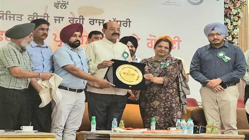 Farmers of Amritsar won the state level pear competition