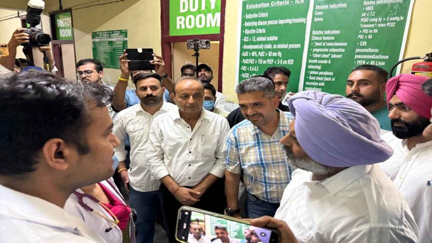 Rajinder Beri, former minister and MLA Pargat Singh, MLA Avtar Singh Junior Bava Henry visited the Civil Hospital.