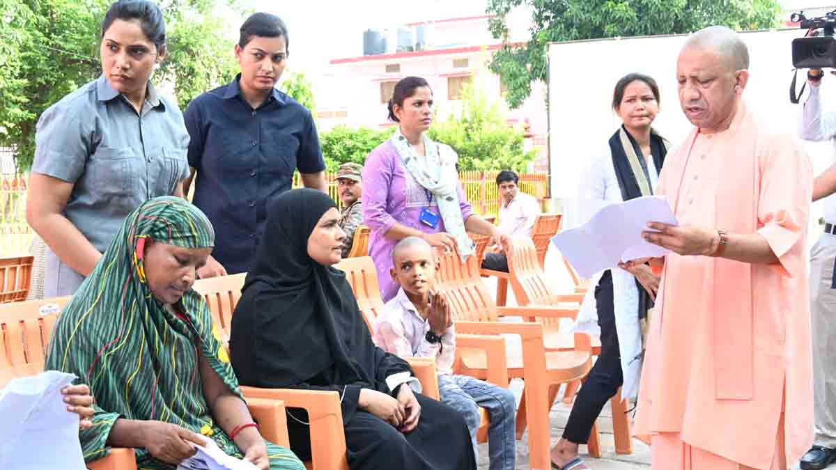 Yogi Adityanath: जनता दर्शन में CM योगी ने सुनीं 200 लोगों की समस्याएं, अफसरों से बोले- लापरवाही बरदाश्त नहीं