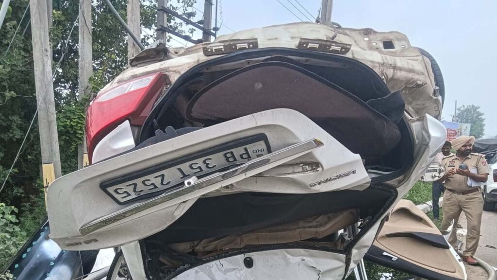 Jalandhar News: जालंधर-पठानकोट हाईवे पर भयानक हादसा, खंभे से टकराई कार, एक की मौत