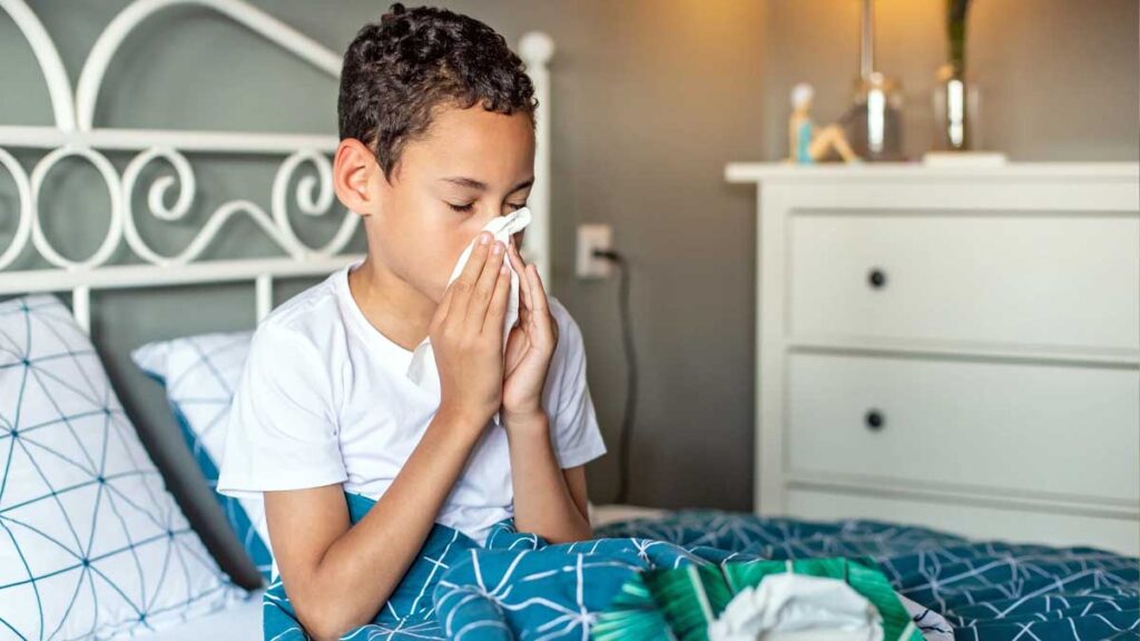 Health Tips: मानसून में बढ़ती है ये बीमारियां, ये लक्षण दिखें तो तुरंत ले डॉक्टर की सलाह