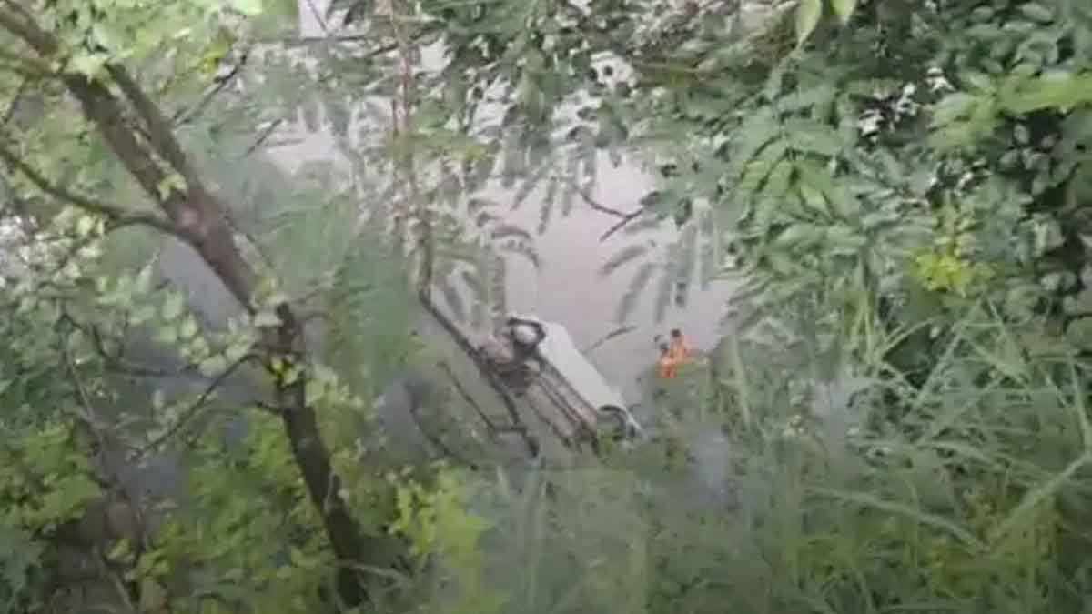 Car Accident: मणिमहेश यात्रा से लौट रहे पंजाब के श्रद्धालुओं की कार खाई में गिरी, दो की मौत, 2 घायल, 1 लापता