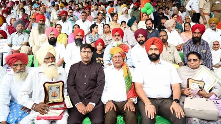 Barinder Kumar Goyal hoisted the national flag