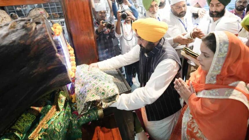 CM paid obeisance at Tilla Baba Sheikh Farid