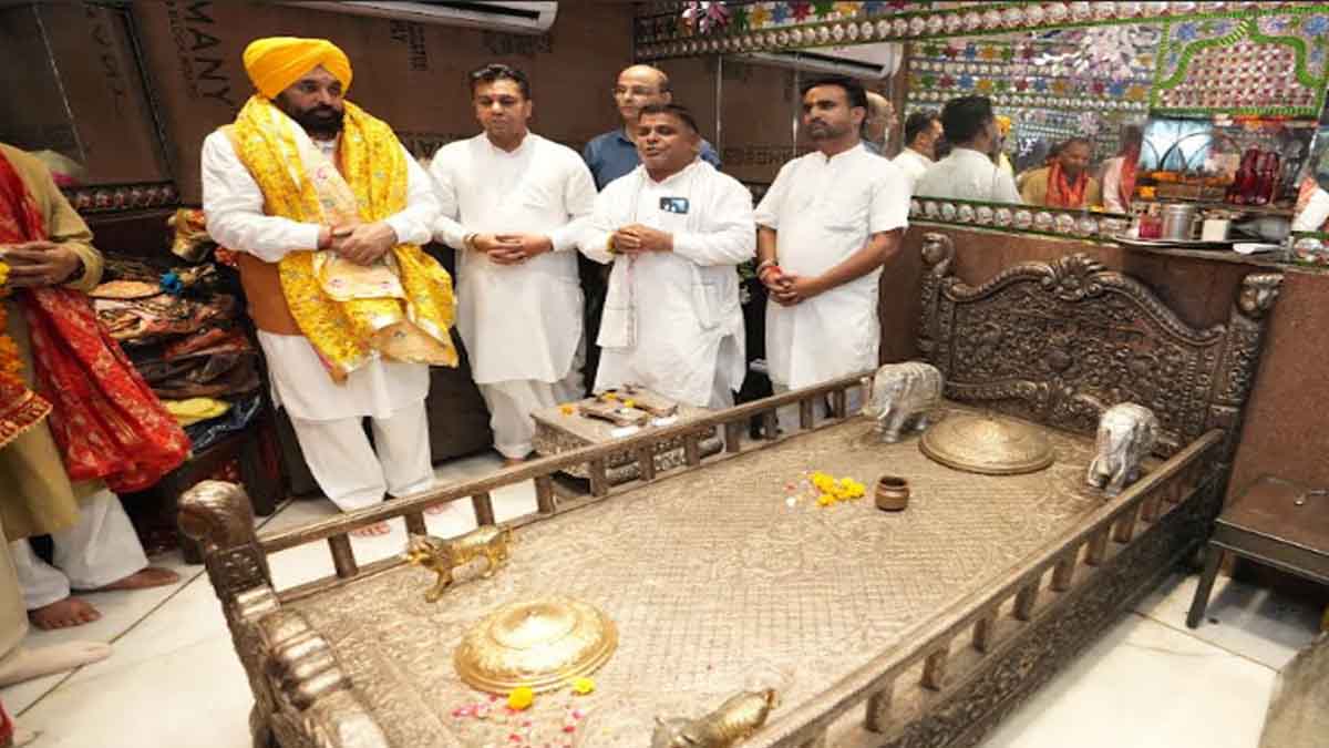 CM Mann bowed down in Shri Kali M