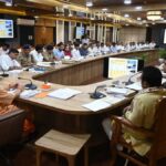 CM Yogi reviewed the development projects in Gorakhpur