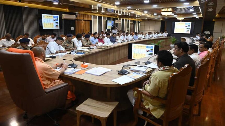 CM Yogi reviewed the development projects in Gorakhpur