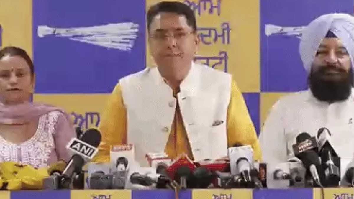 Congress councilor Shivani and Ward 72's Dr. Avtar joined AAP.