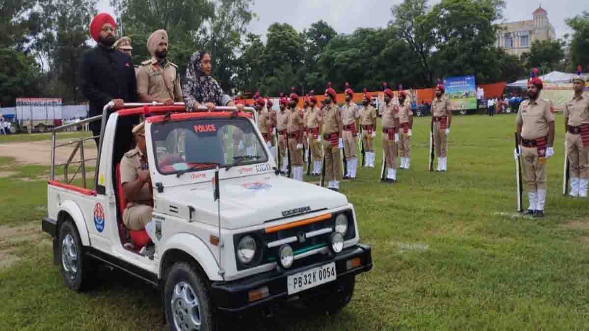 Dr. Baljit Kaur hoisted the Flag