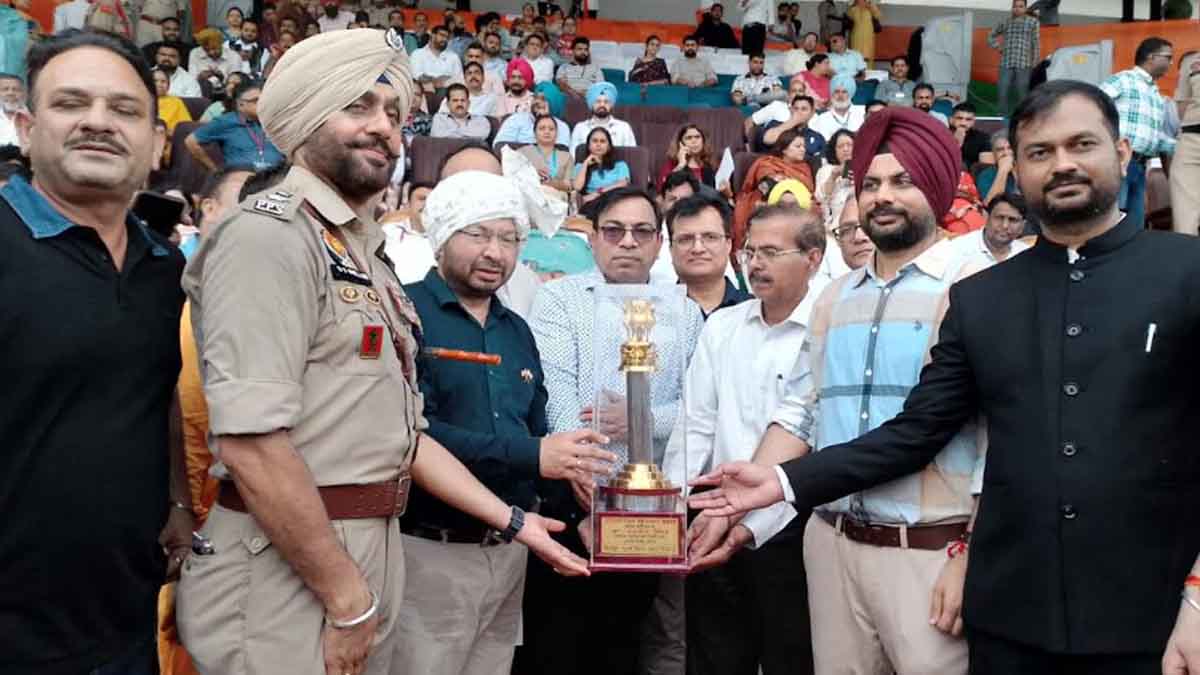 Dr. Ravjot Singh hoisted the tricolor in Pathankot