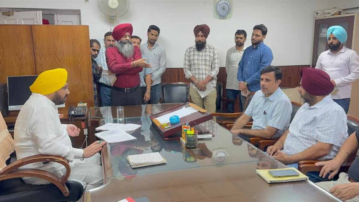Punjab News: हरभजन सिंह ईटीओ ने लोक निर्माण विभाग कार्यालयों का किया औचक निरीक्षण