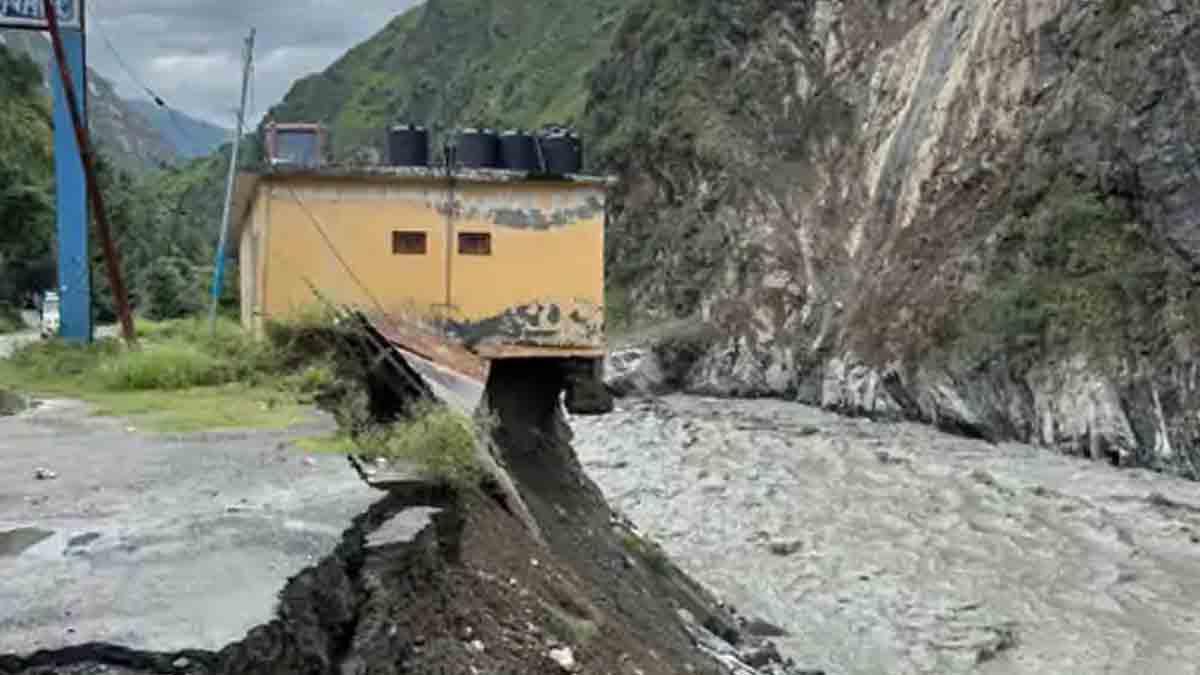 हिमाचल में फिर लैंडस्लाइड, भरमौर और मणिमहेश में 2,000 से ज्यादा टूरिस्ट फंसे, रेस्क्यू जारी