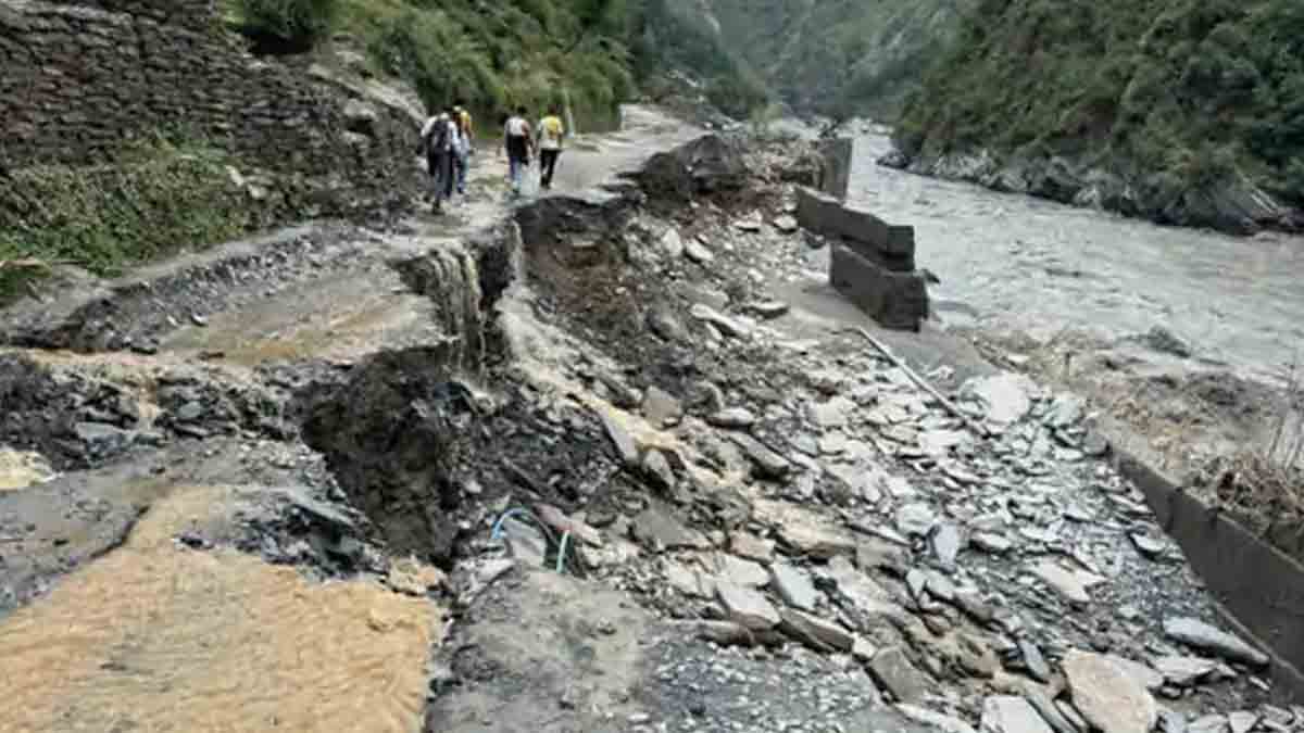 हिमाचल में फिर लैंडस्लाइड, भरमौर और मणिमहेश में 2,000 से ज्यादा टूरिस्ट फंसे, रेस्क्यू जारी