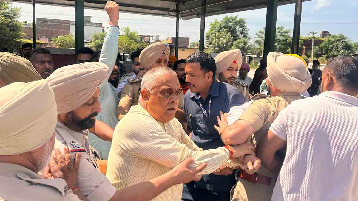 Jalandhar News: जालंधर के पूर्व सांसद और पूर्व विधायक को पुलिस ने किया गिरफ्तार, समर्थकों को घसीटा, जमकर हंगामा