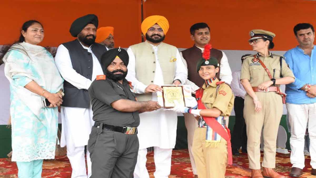 Jalandhar News: सेंट सोल्जर की छात्रा ने स्वतंत्रता दिवस पर 2 पंजाब गर्ल्स बटालियन NCC की संभाली कमान