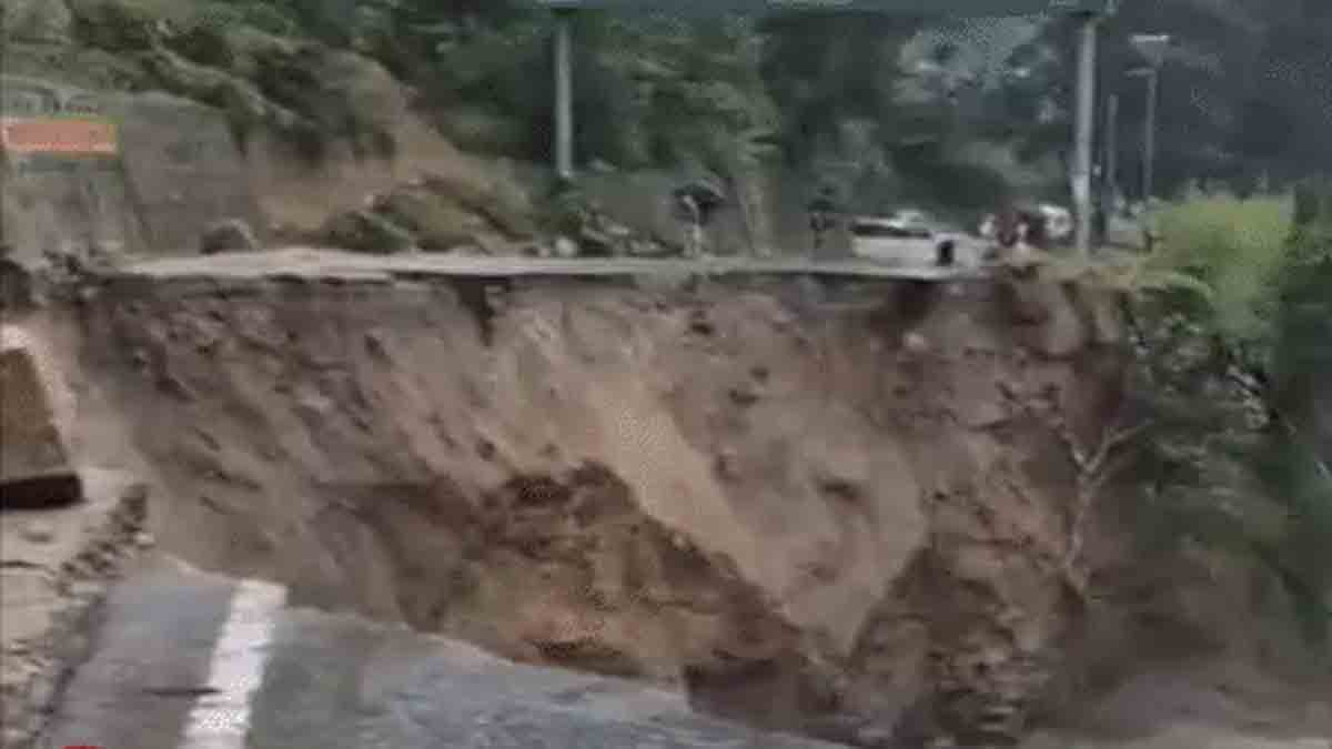 Weather: हिमाचल प्रदेश में फिर लैंडस्लाइड, मनाली में कई घर गिरे, कई जिलों रेड अलर्ट, स्कूल-कालेज बंद