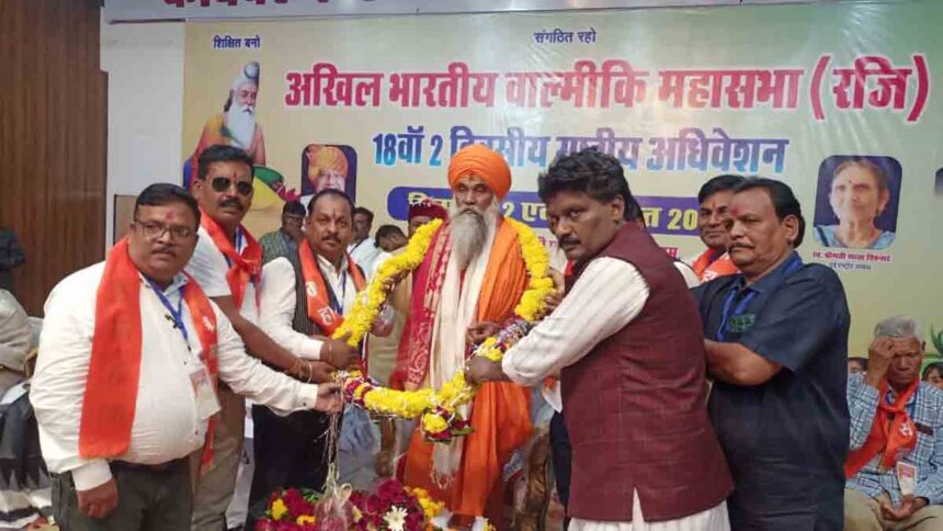 राष्ट्रीय महासचिव राजेंद्र अजय पदम, राष्ट्रीय उपाध्यक्ष रतन डागर, प्रदेश उपाध्यक्ष मुकेश धौलपुर, प्रदेश महासचिव नवीन चंदेल और अन्य गुरु जी बाल योगी उमेश नाथ जी महाराज को सम्मानित करते हुए।