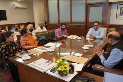 Mohinder Bhagat directed the officials to promote flower cultivation