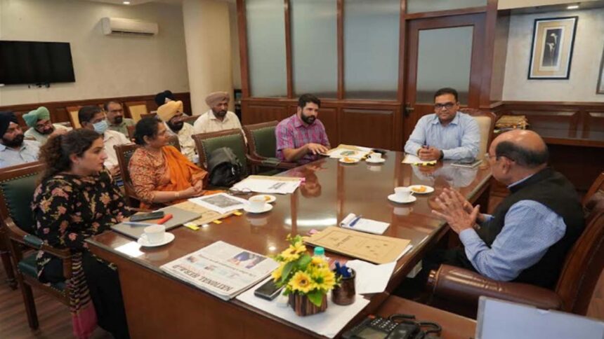 Mohinder Bhagat directed the officials to promote flower cultivation