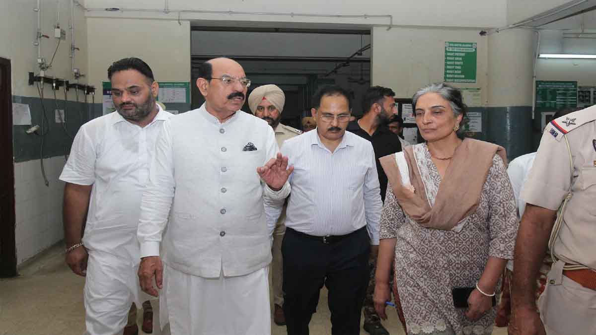 Mohinder Bhagat visited the Civil Hospital