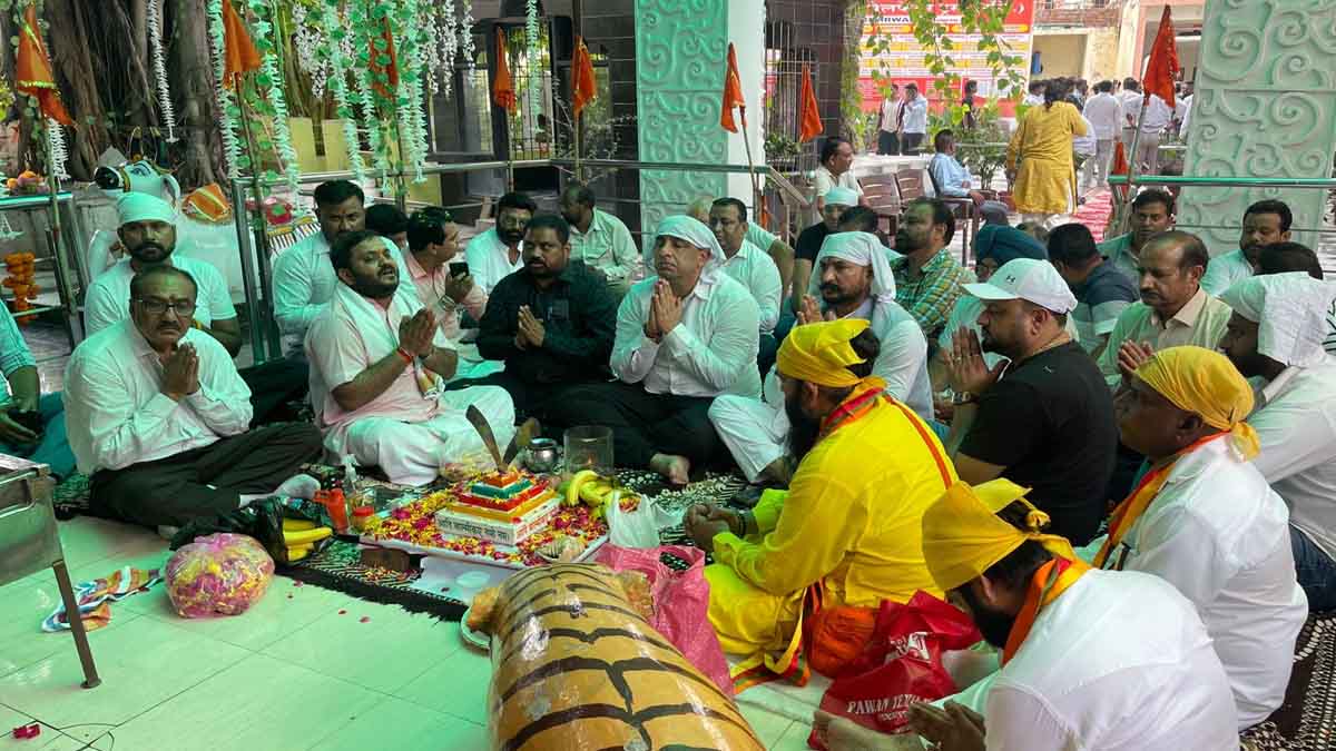 अरविंद केजरीवाल के जन्मदिन पर हवन करते नितिन कोहली व AAP नेता