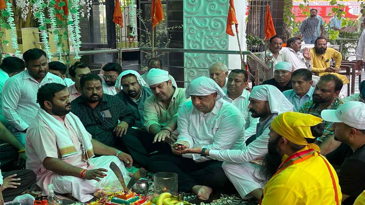 अरविंद केजरीवाल के जन्मदिन पर हवन करते नितिन कोहली व AAP नेता