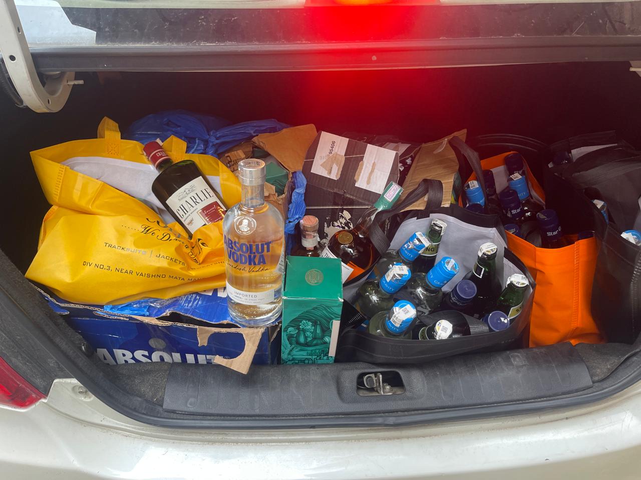 आबकारी विभाग की बड़ी कार्रवाई, प्रीमियम ब्रांड बोतलों में सस्ती शराब भरने के रैकेट का भंडाफोड़, कई गिरफ्तार