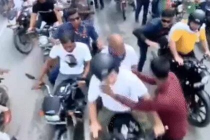 राहुल गांधी को जबरन किस करता युवक