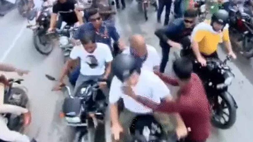 राहुल गांधी को जबरन किस करता युवक