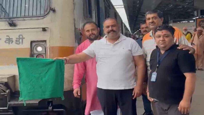 पूर्व सांसद सुशील रिंकू ने शिरडी साईं पालकी यात्रा की ट्रेन को हरी झंडी दिखा कर किया रवाना