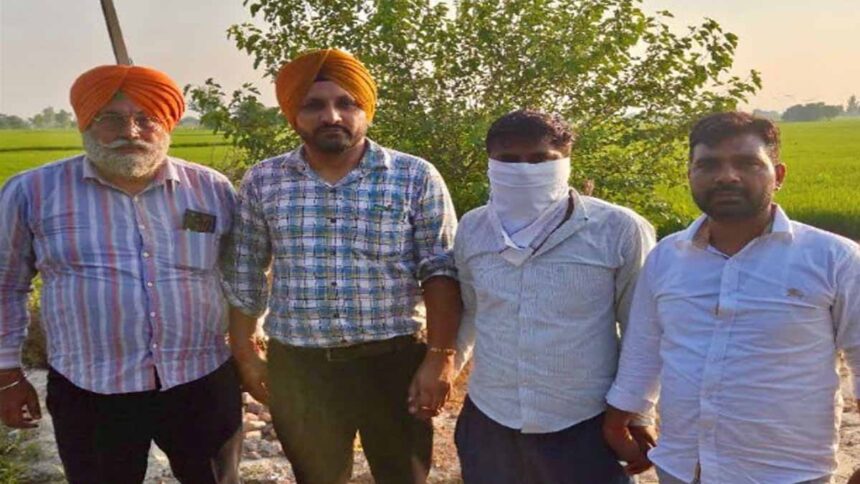 Vigilance Bureau catches clerk red handed while taking bribe